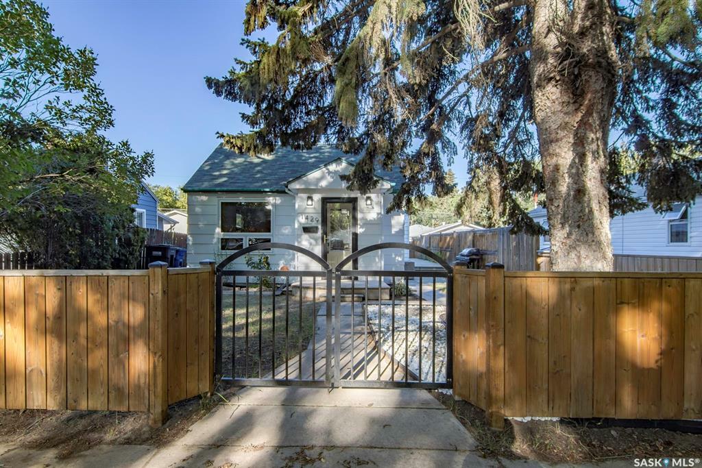 Property Photo:  1429 G Avenue N  SK S7L 2A8 