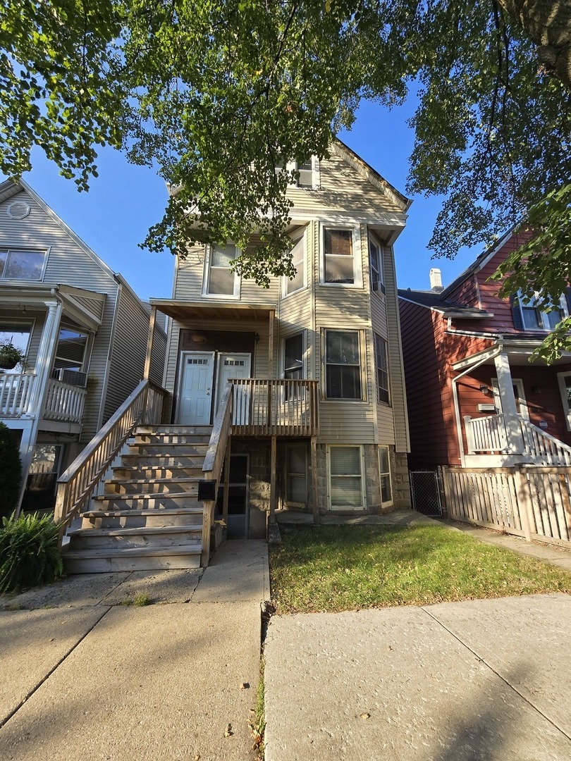 Property Photo: 2704 W Melrose Street IL 60618