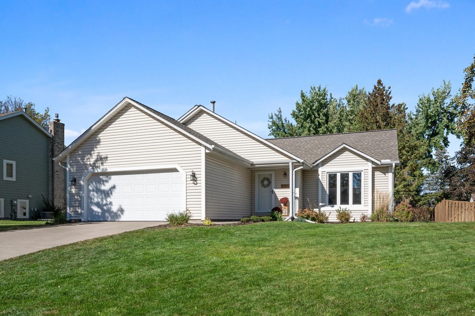 Property Photo:  215 Oakhill Drive  MN 55126 