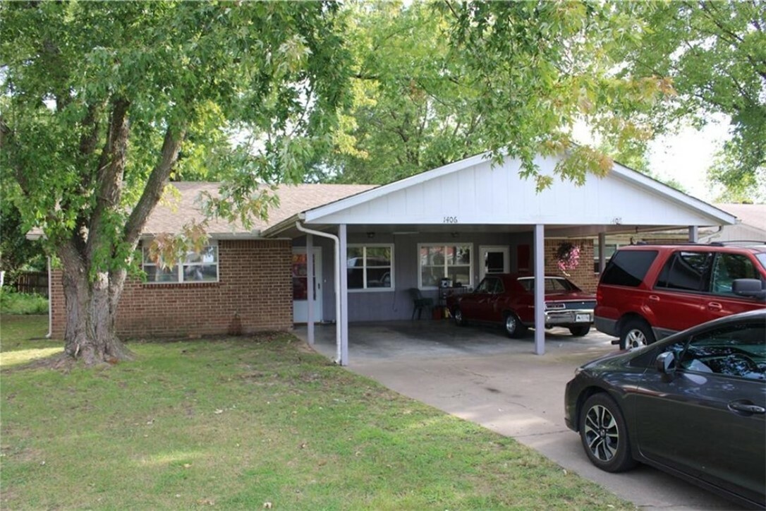 Property Photo:  1406 & 1408 W Persimmon Street  AR 72756 