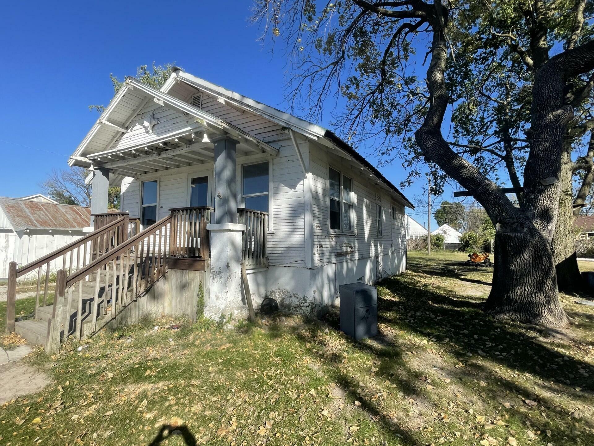 Property Photo:  618 N Hickman St.  MO 65240 