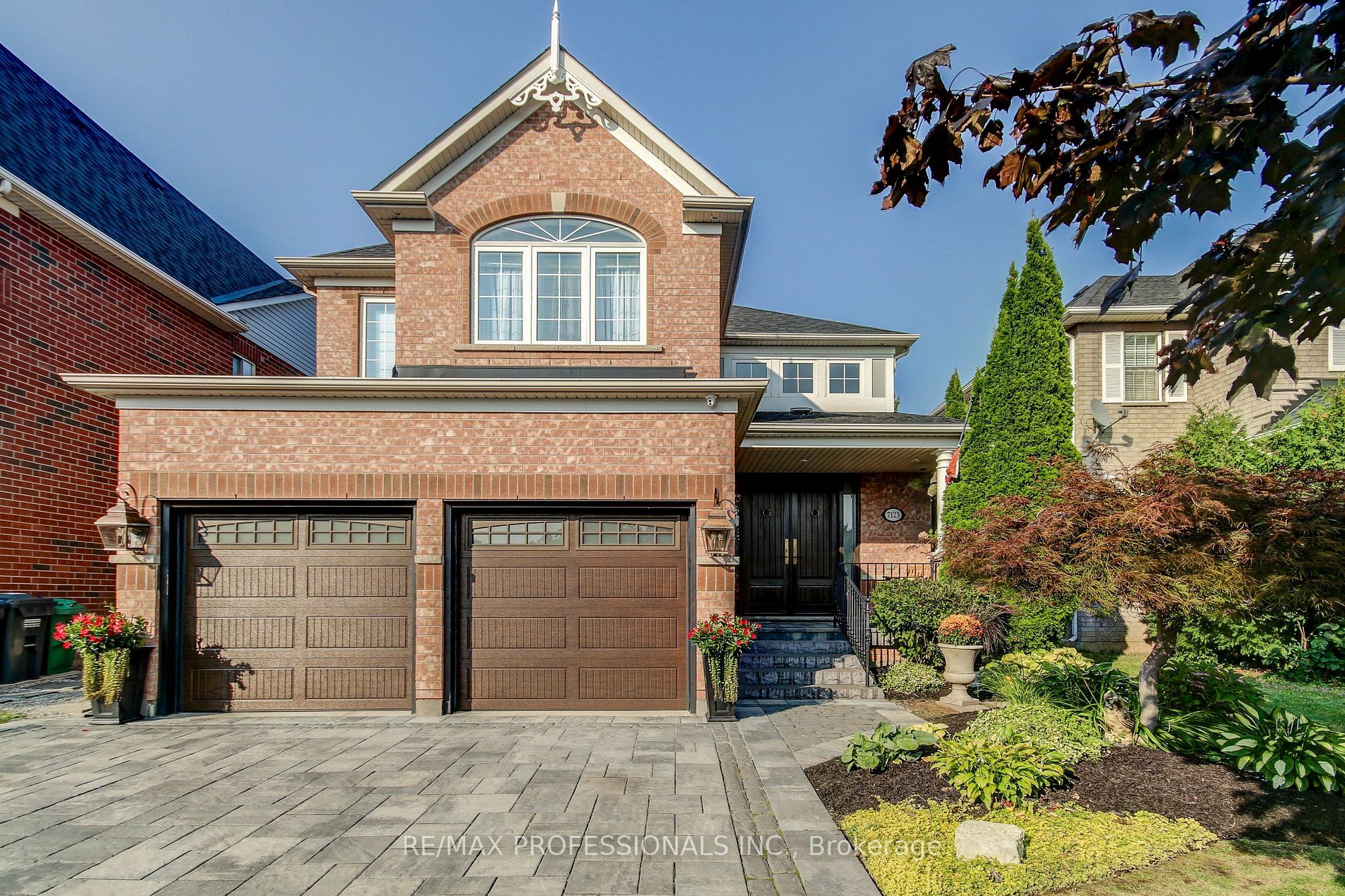 7123 Appletree Lane  Mississauga ON L5W 1W5 photo