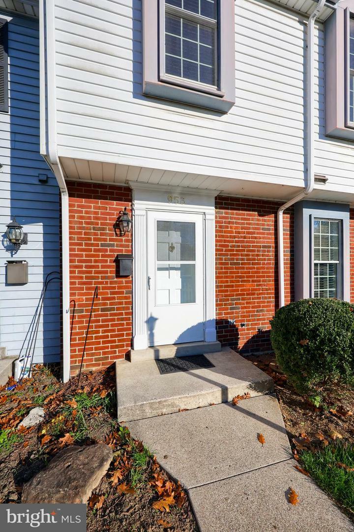 Property Photo:  953 E Maple Street  PA 17078 