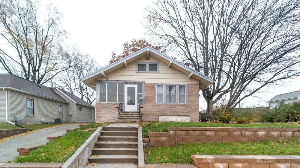 Property Photo:  916 W 1st Street  IA 50613 