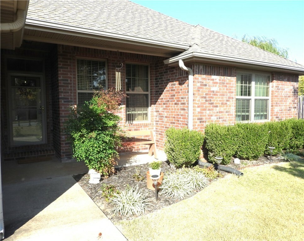 Property Photo:  402 SW Arch Street  AR 72712 