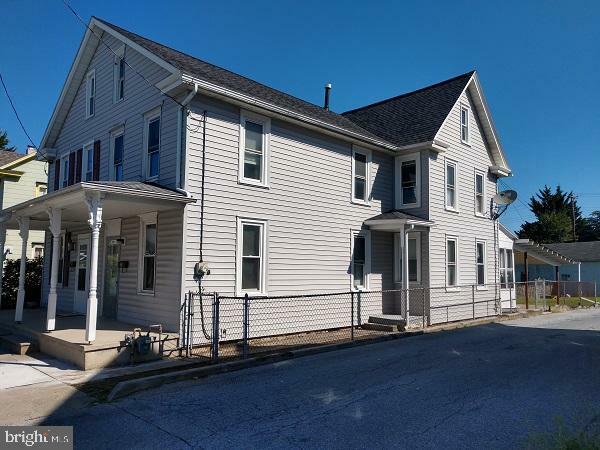 Property Photo:  100 N Lincoln Street  PA 17078 