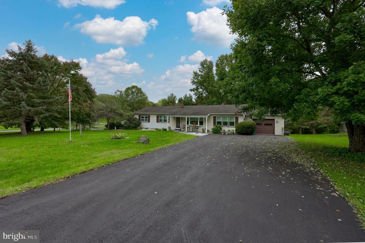 Property Photo:  19 Apache Lane  PA 17584 