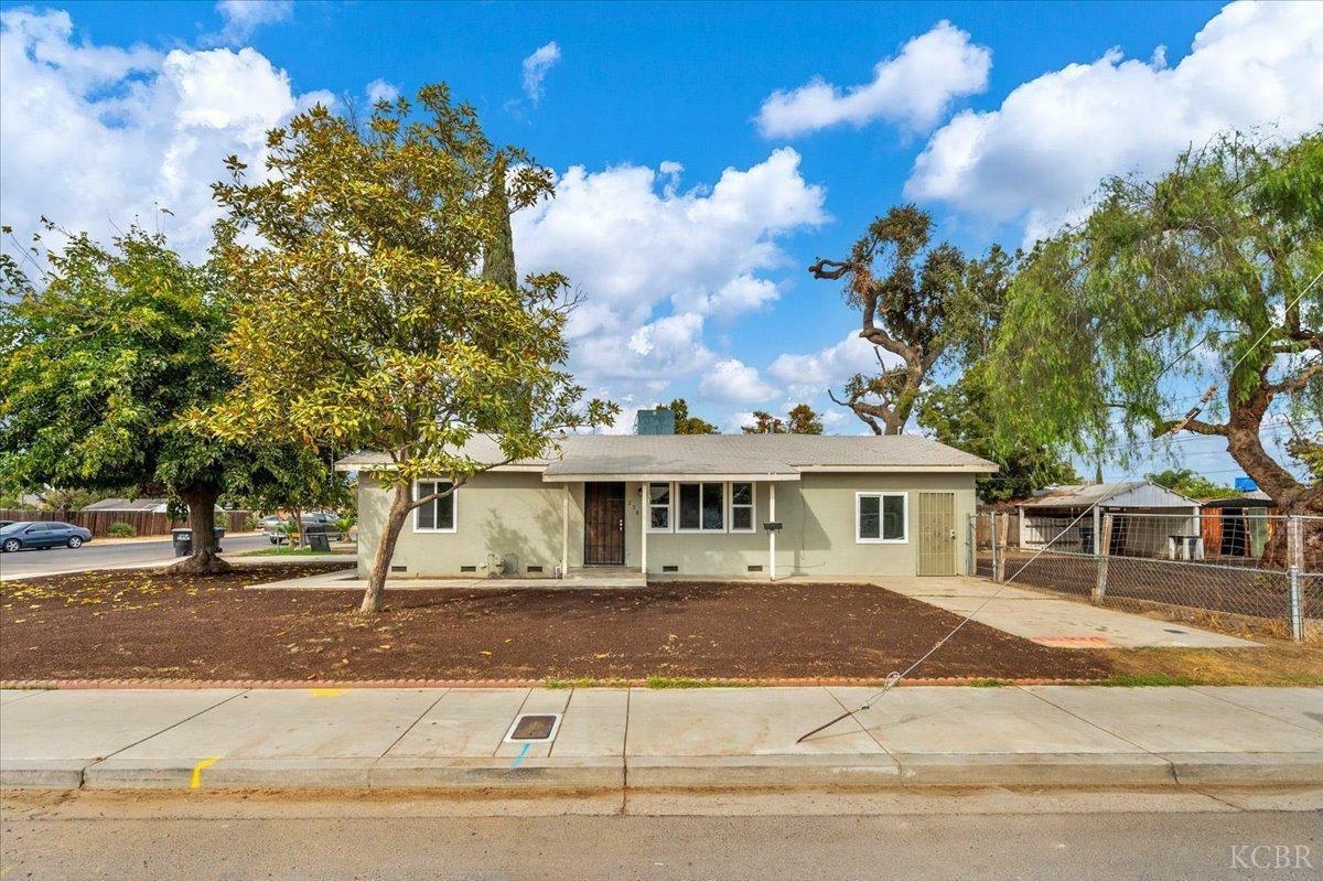 Property Photo:  238 W Houston Avenue  CA 93291 