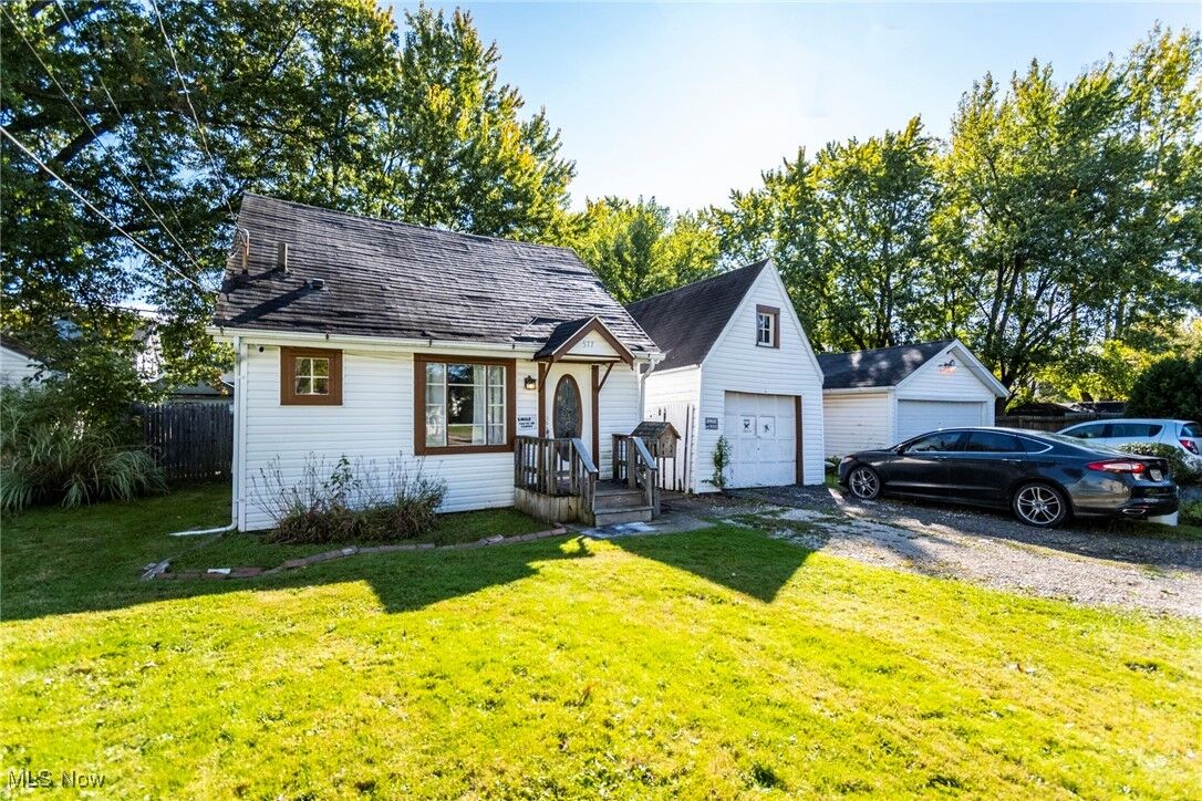 Property Photo: 577 Belvedere Avenue SE OH 44483