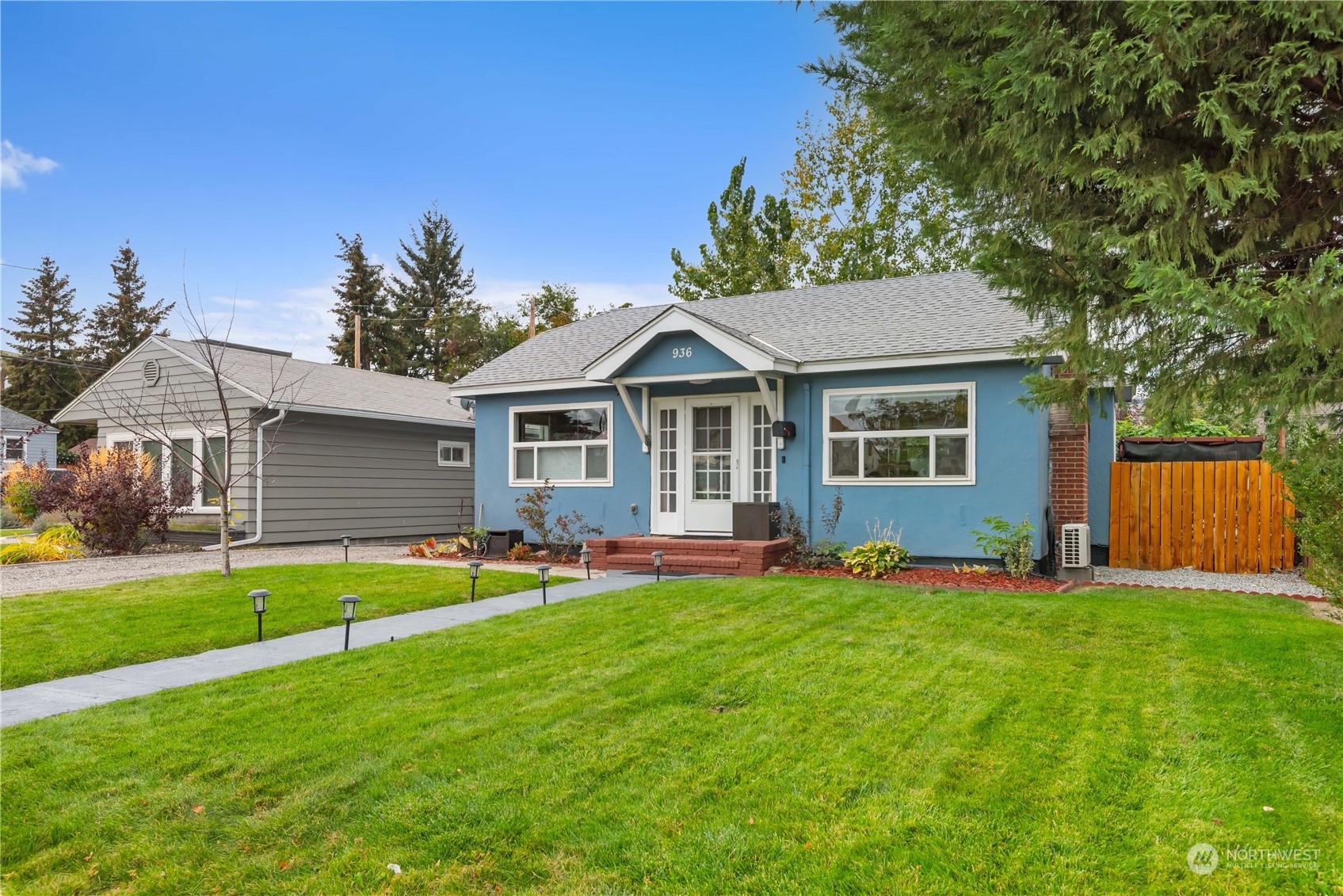 Property Photo:  936 Okanogan Street  WA 98801 