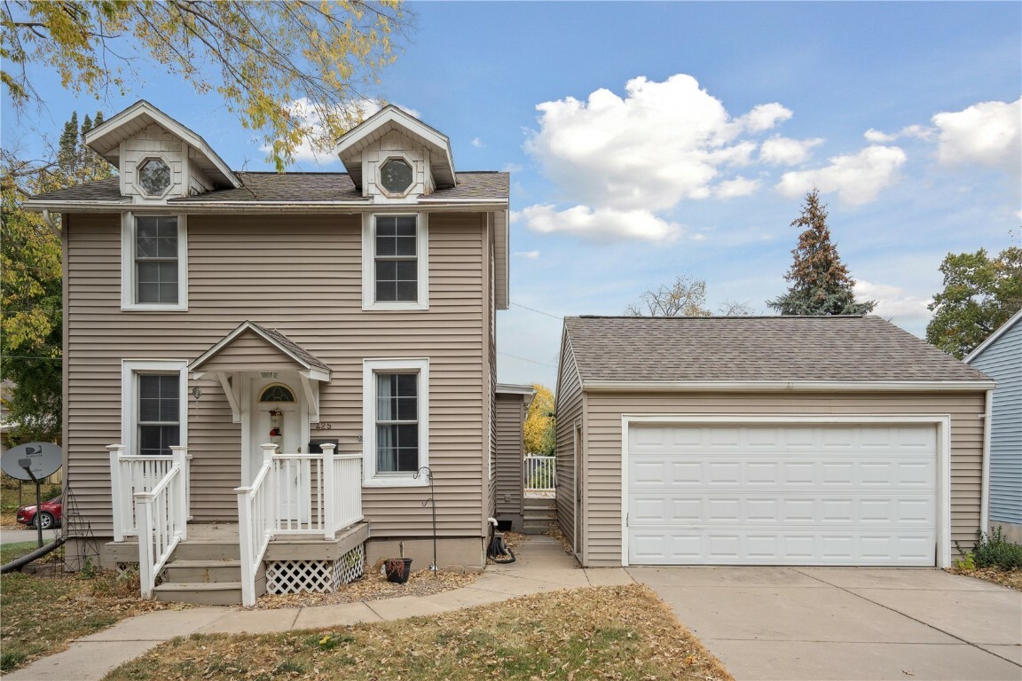 Property Photo:  425 4th Street NW  IA 52314 