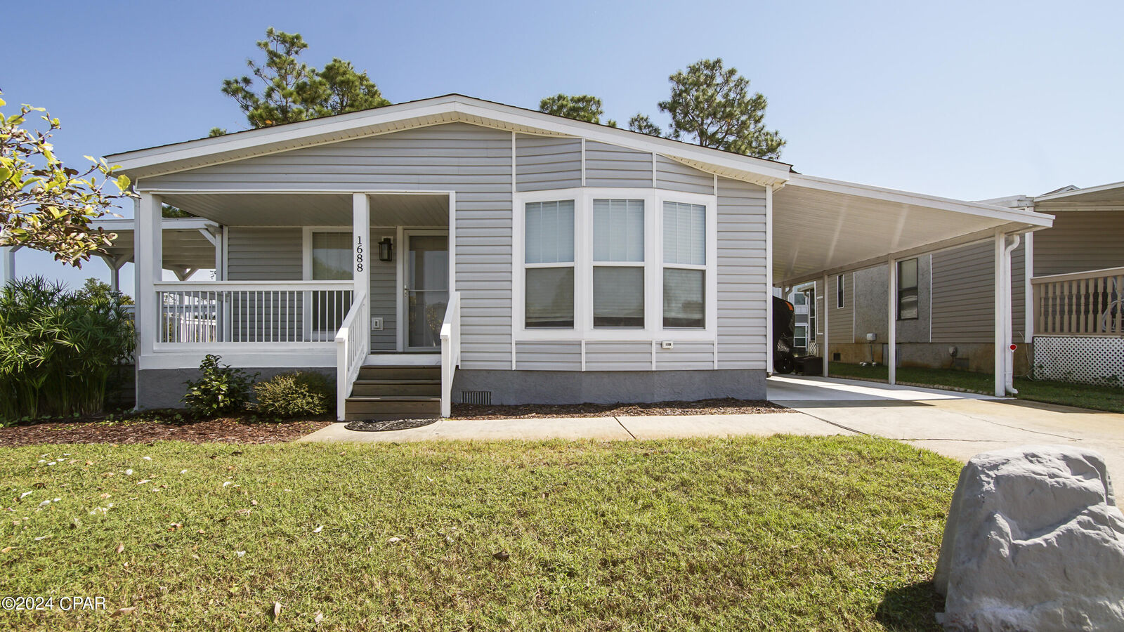 Property Photo: 1688 Acre Circle FL 32407