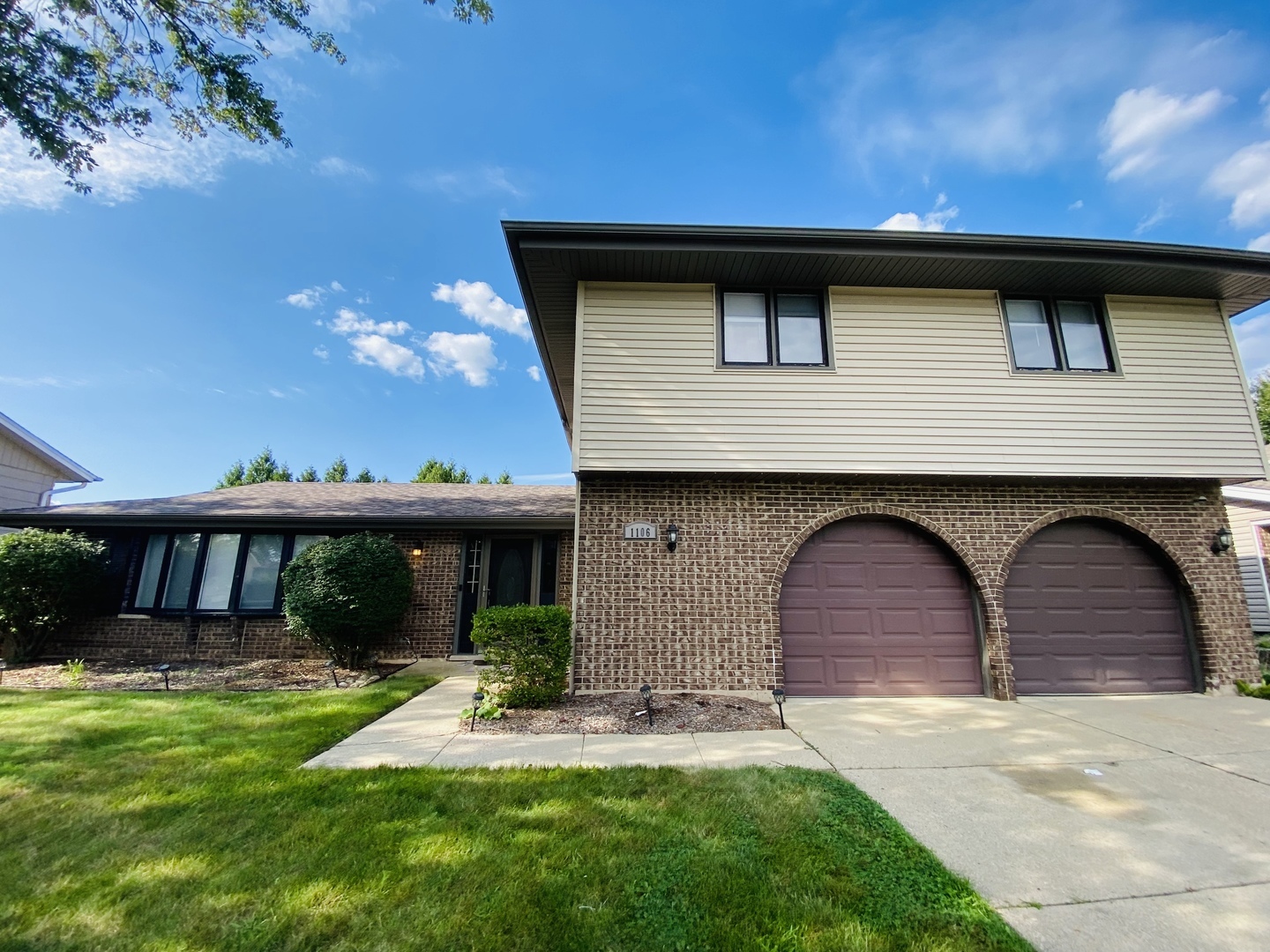 Property Photo:  1106 Westfield Lane  IL 60193 