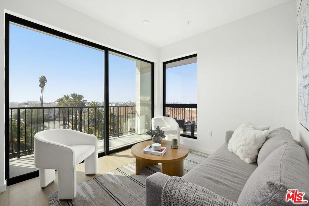 Property Photo:  904 S New Hampshire Avenue 605  CA 90006 