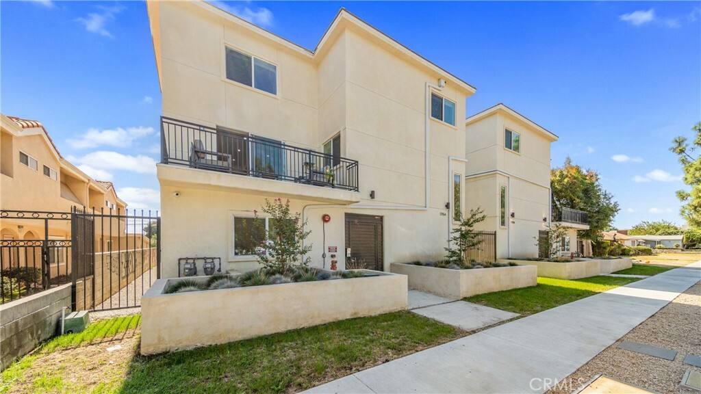 Property Photo:  17154 Chatsworth Street 3  CA 91344 