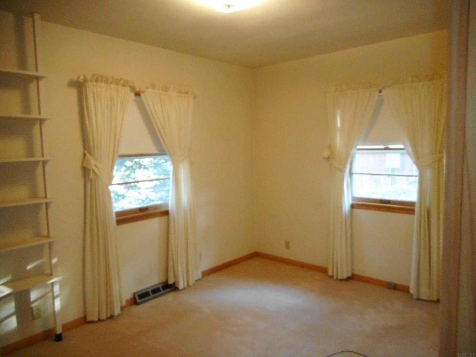 Property Photo:  916 W 11 Street  IA 50613 