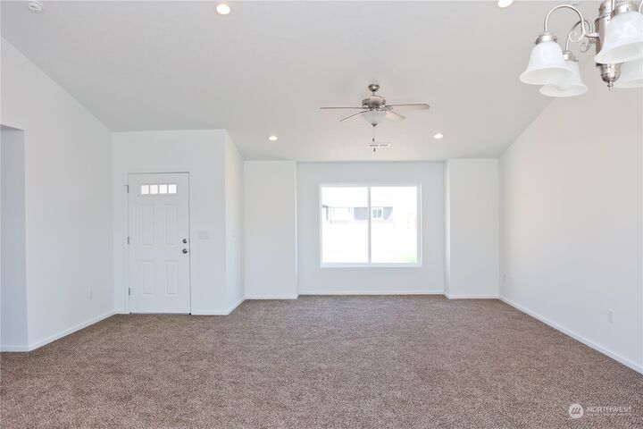 Property Photo:  702 E Cascade Street  WA 99344 