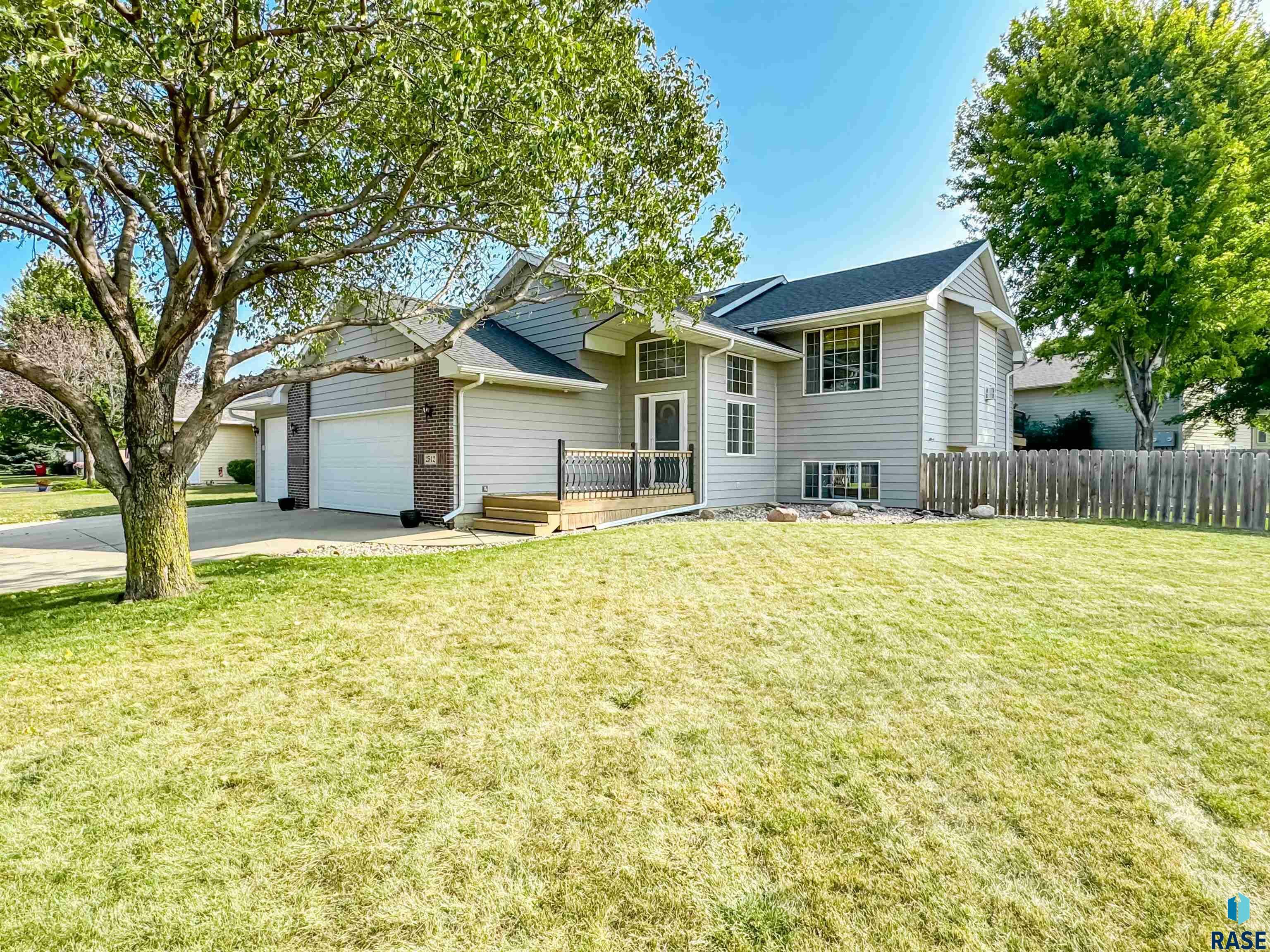 Property Photo:  2512 S Theodore Ave  SD 57106 