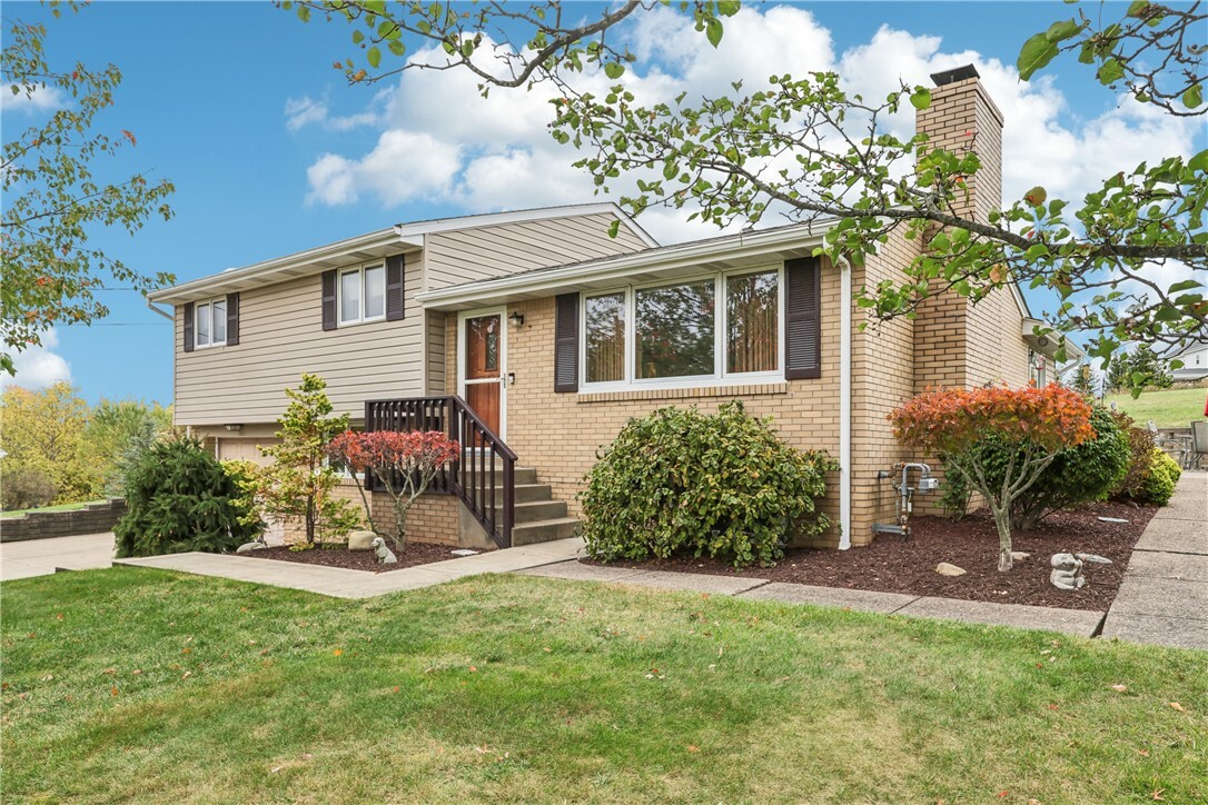 Property Photo: 140 Marion Dr PA 15317