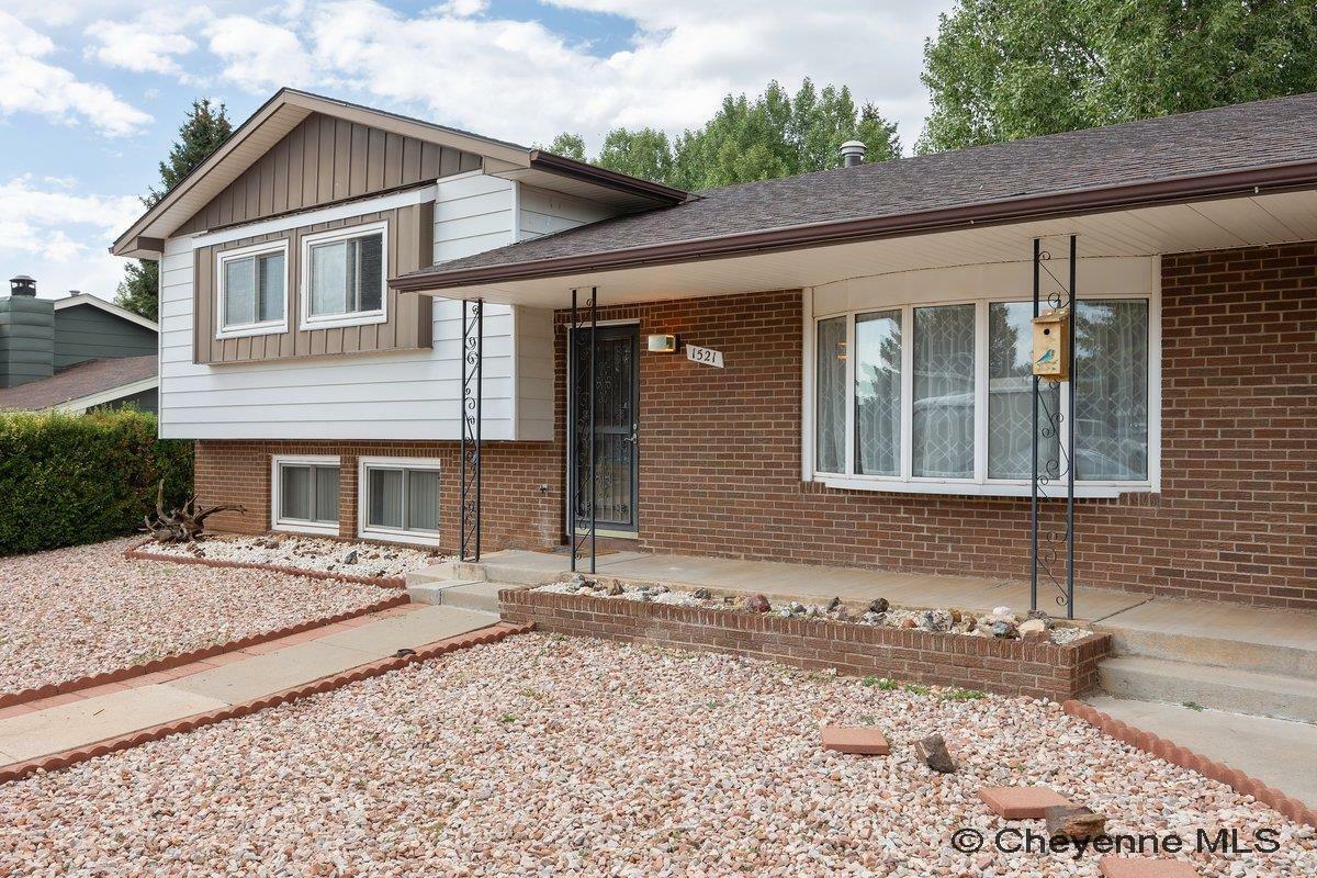 Property Photo:  1521 W Hill Rd  WY 82070 