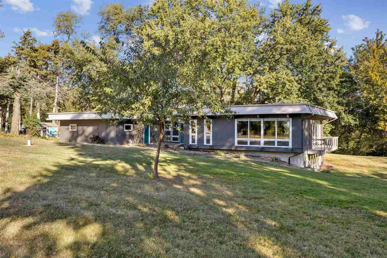 Property Photo:  1980 Valley View Dr NE  IA 52317 