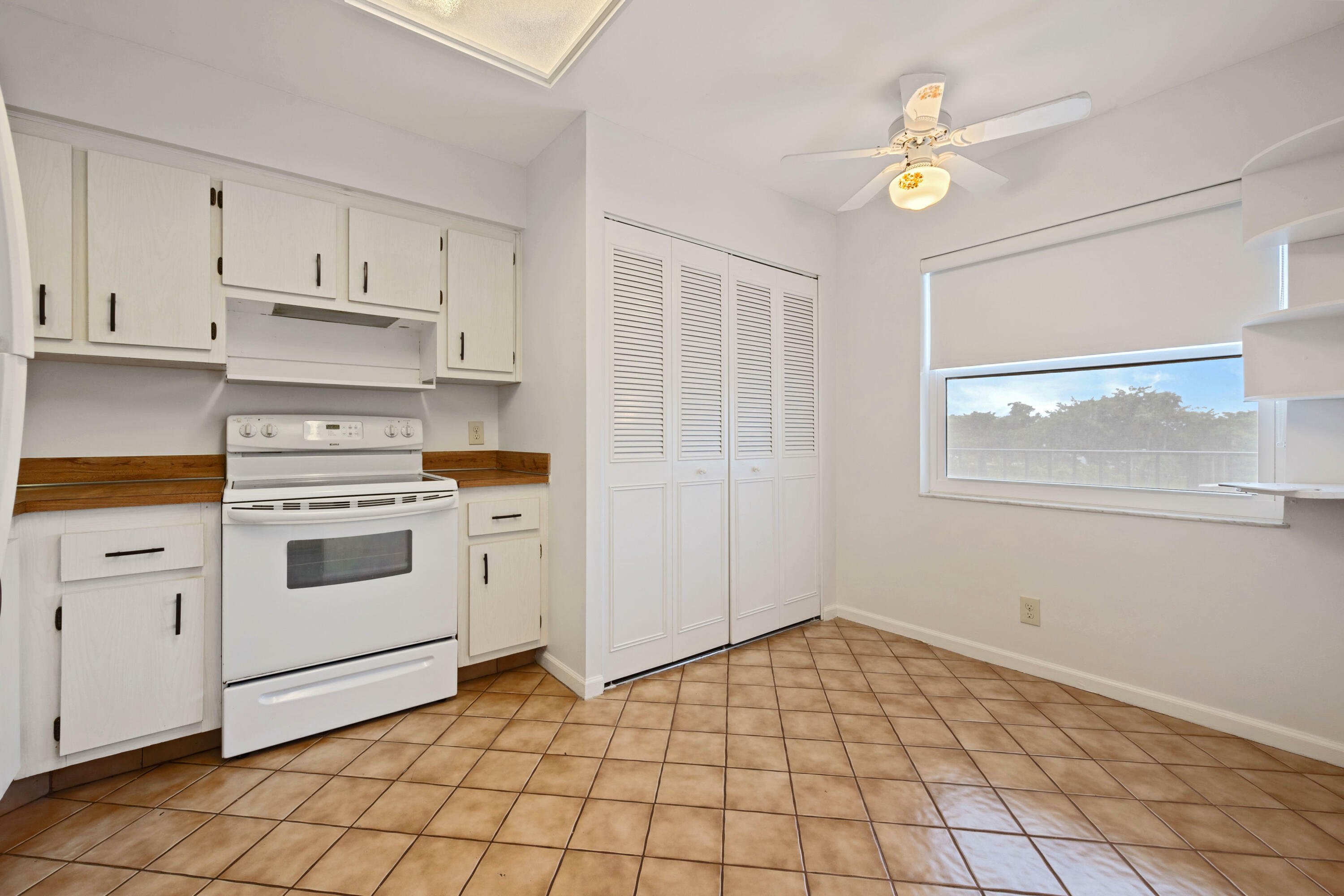 Property Photo:  6650 S Oriole Boulevard 4050  FL 33446 