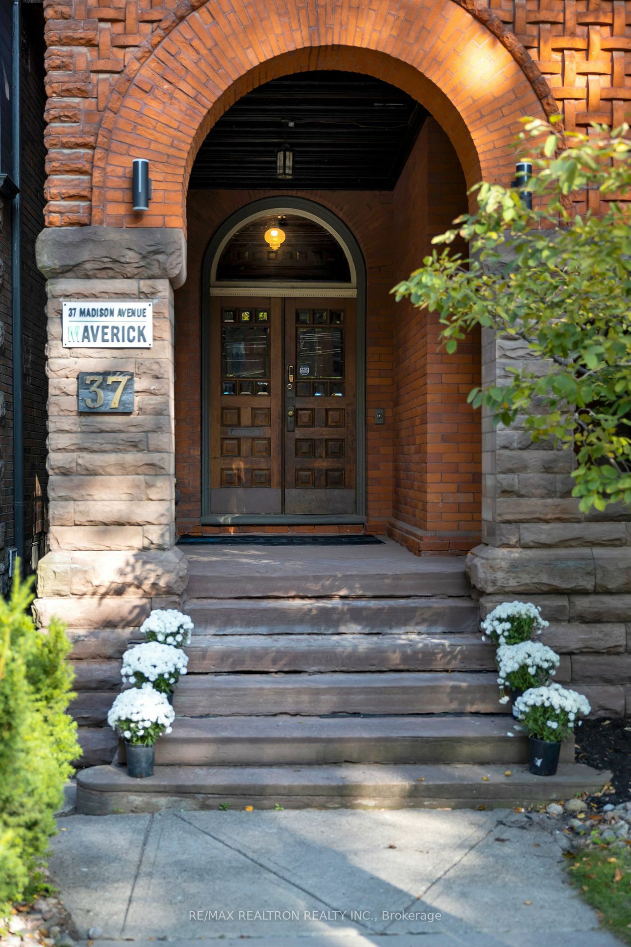 Property Photo:  37 Madison Ave  ON M5R 2S2 