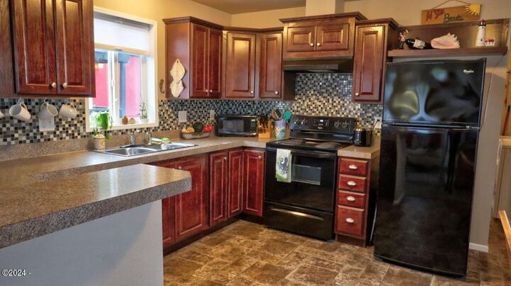 Property Photo:  392 NW 3rd Street #12  OR 97365 