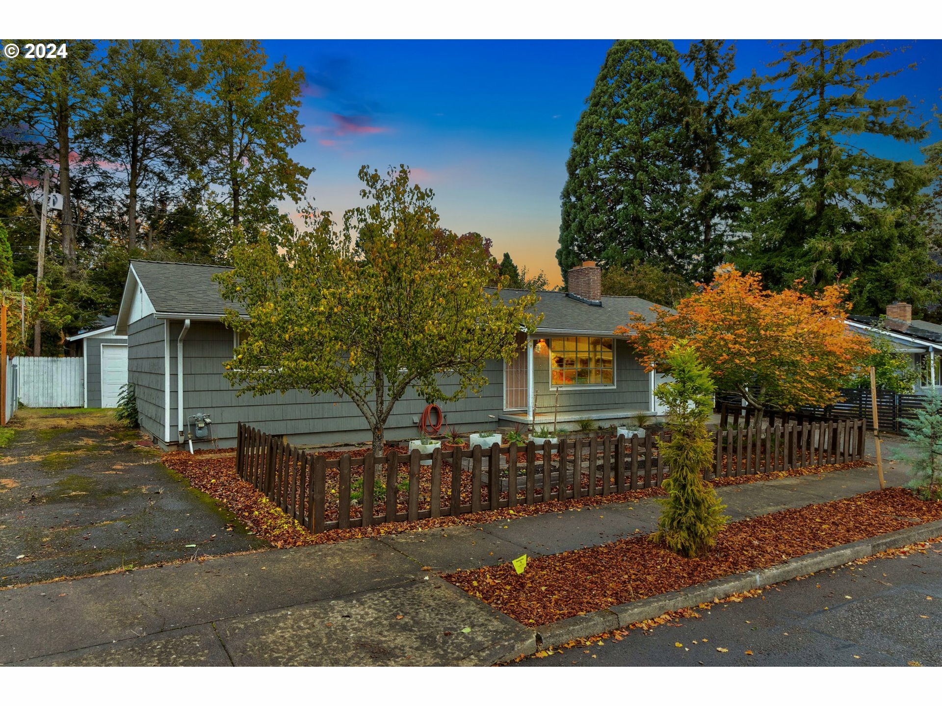 14205 SE Salmon St  Portland OR 97233 photo