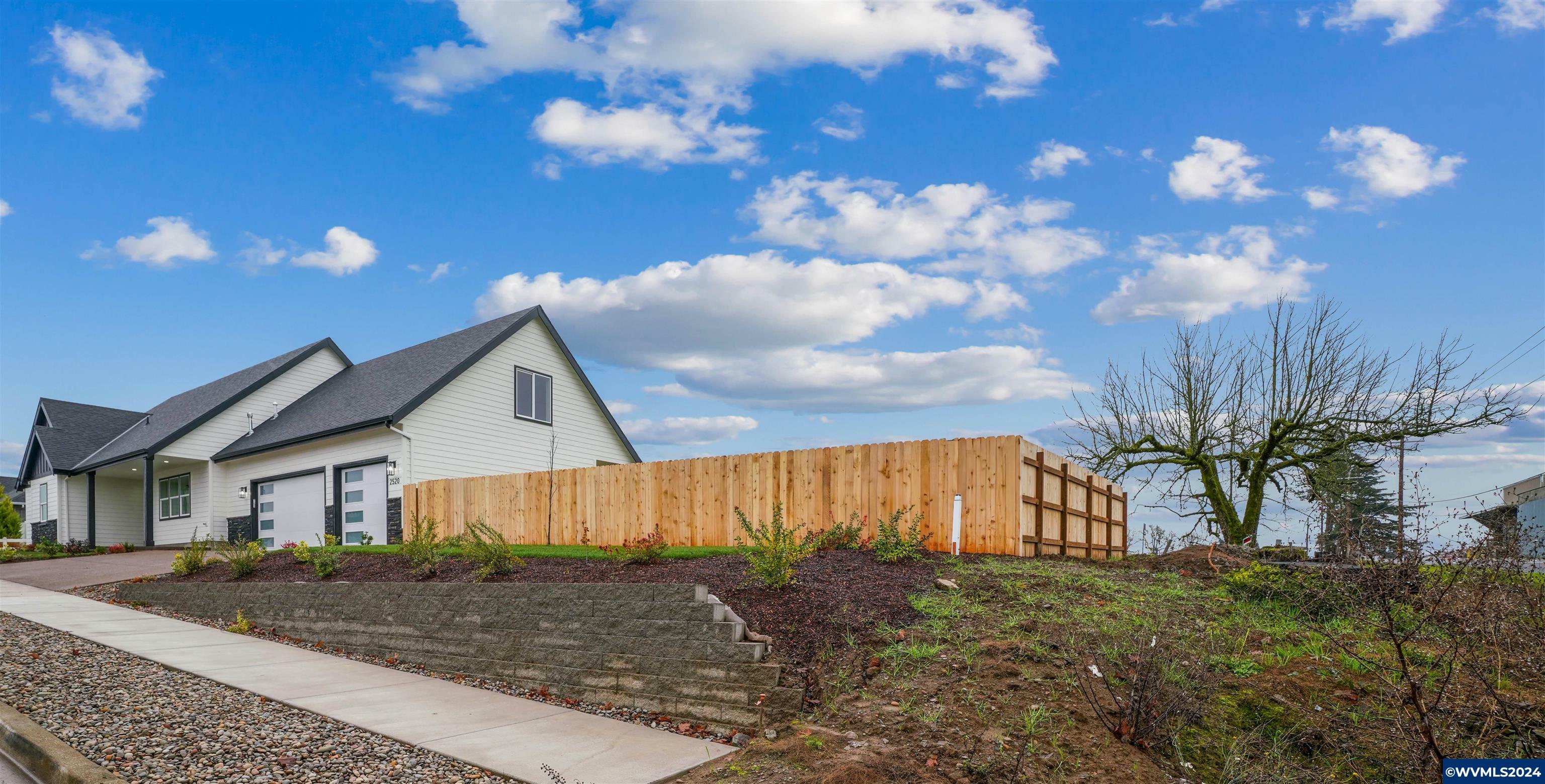 Property Photo: 2520 Riverstone Lp OR 97321