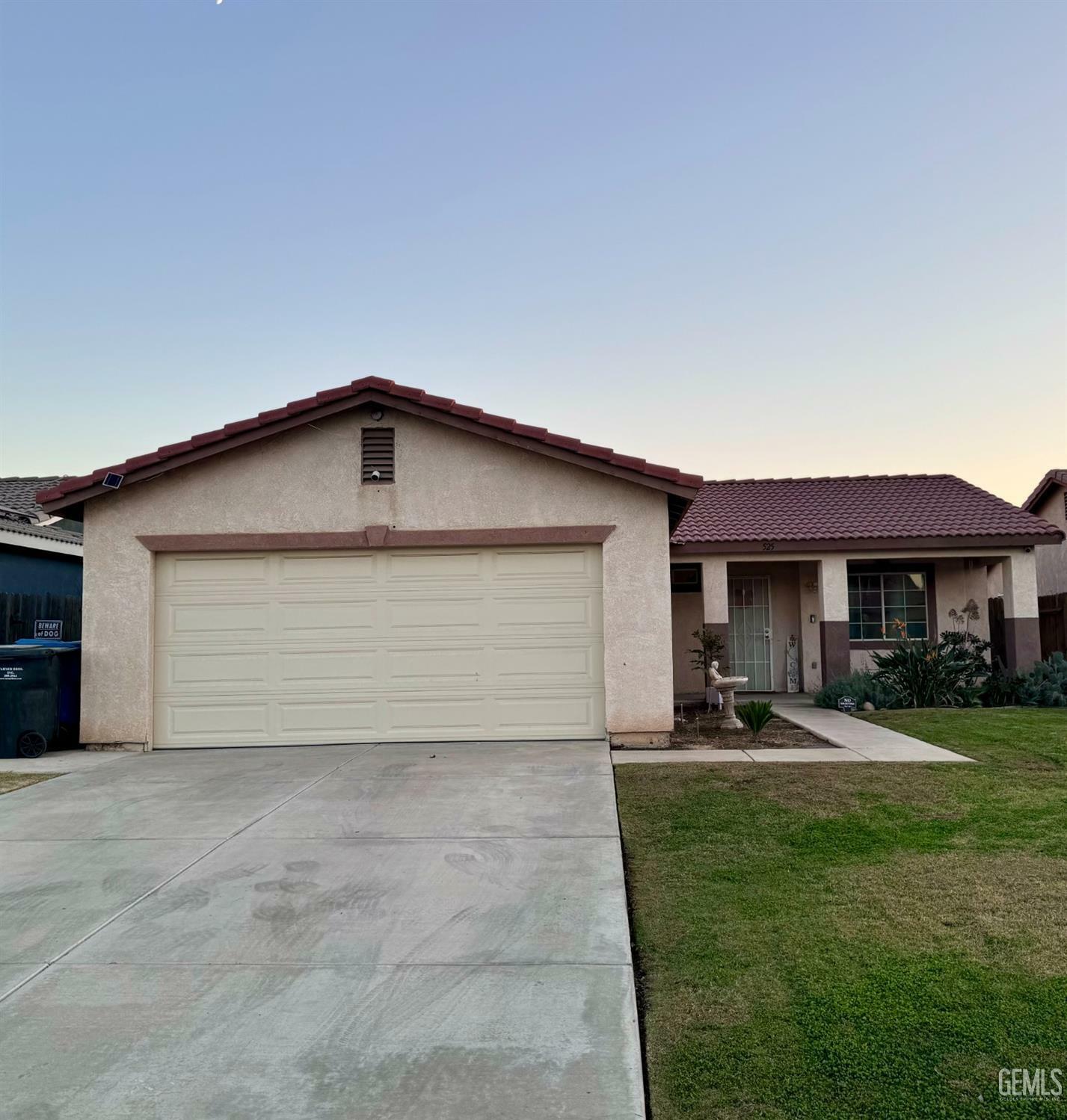 Property Photo:  525 Sunset Meadow Lane  CA 93308 