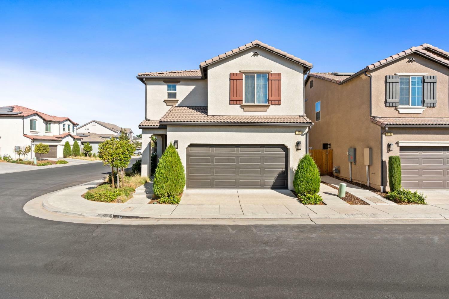 Property Photo:  1306 E Via Dorata Way  CA 93730 