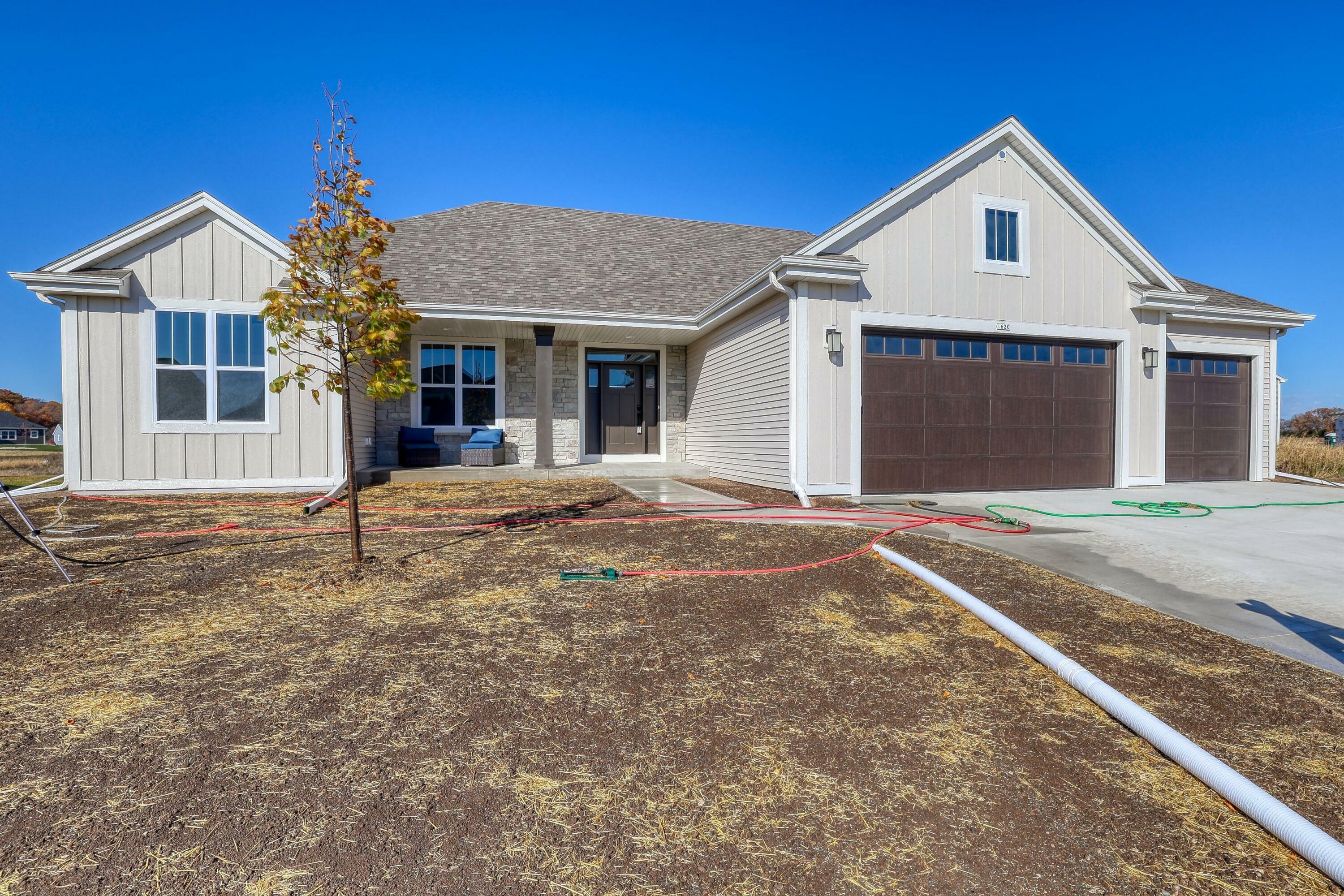 Property Photo:  1620 Creekview Ln  WI 53066 