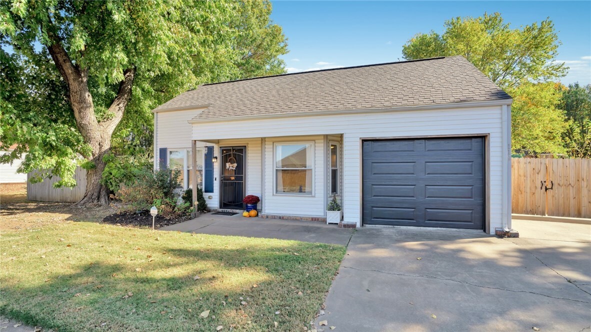 Property Photo:  112 N Hunter Street  AR 72730 