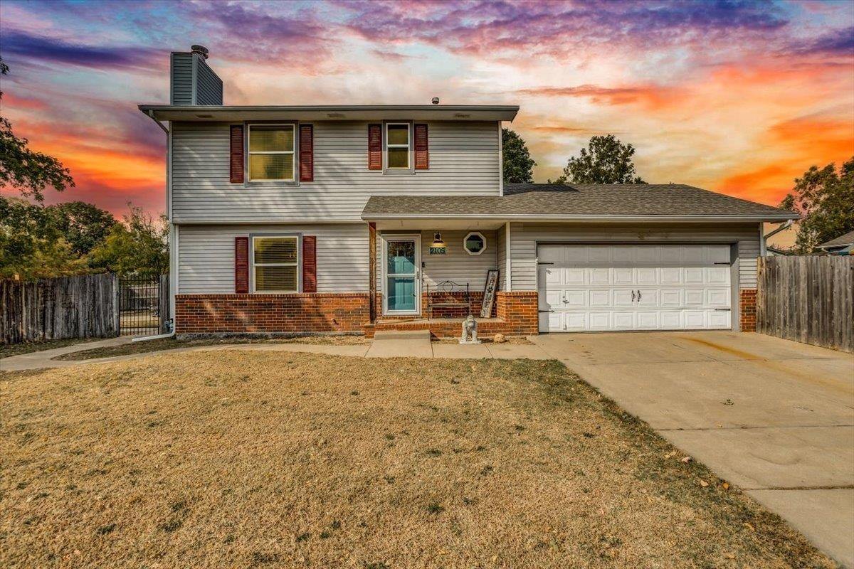 Property Photo:  2105 N Pine Grove St  KS 67212 