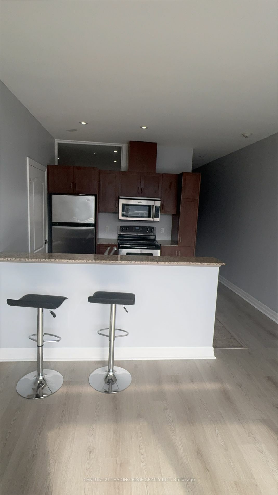 Property Photo:  44 Bond St 611  ON L1G 6R2 