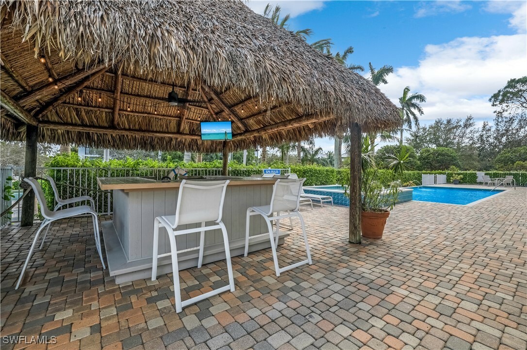 Property Photo: 863 9th Avenue S 202 FL 34102