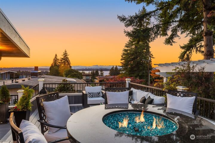 Property Photo: 10517 NE 46th Street WA 98033