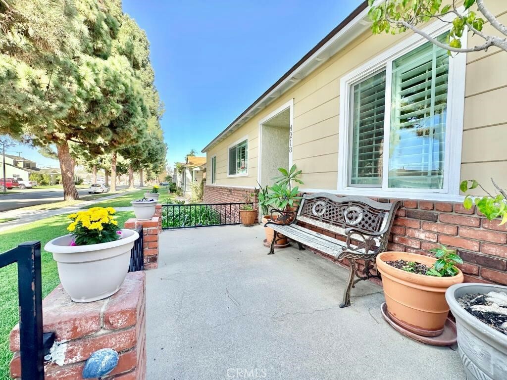 Property Photo:  4218 Knoxville Avenue  CA 90713 