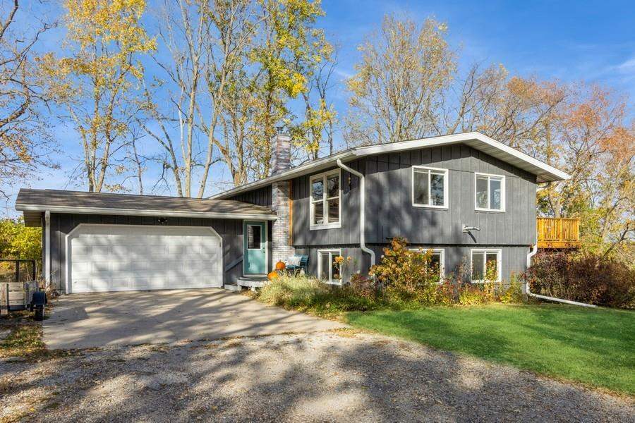 Property Photo:  3434 Willow Dr NE  IA 52317 