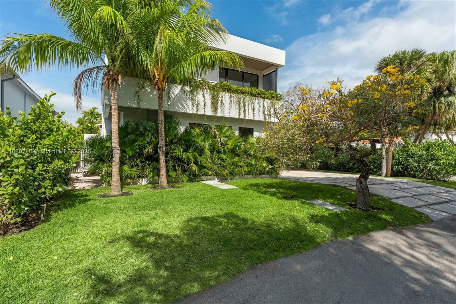 Property Photo: 650 Warren Ln FL 33149