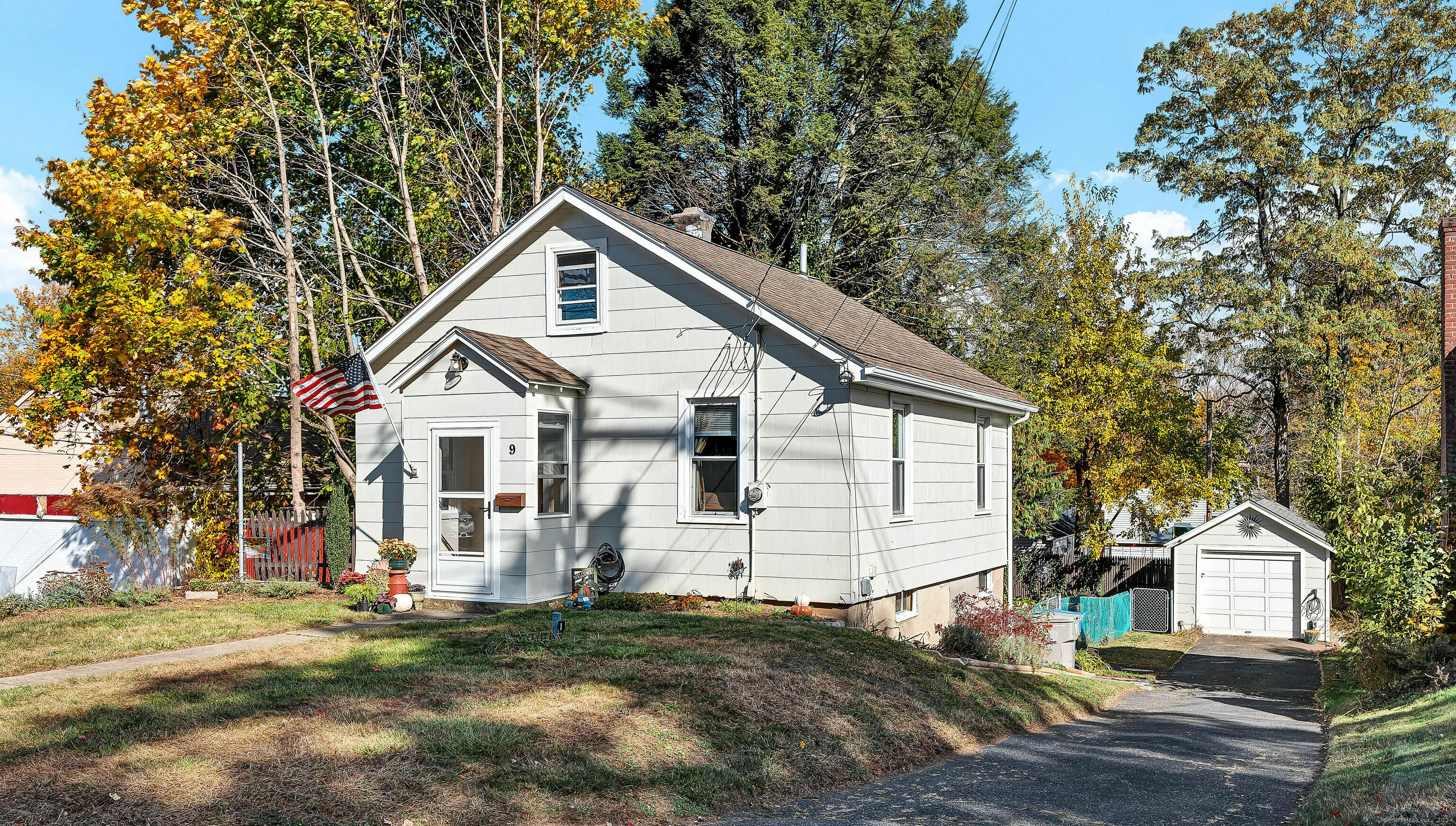 Property Photo:  9 Overlook Avenue  CT 06010 