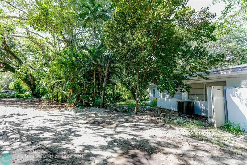 Property Photo:  5761 SW 40th Ave  FL 33314 