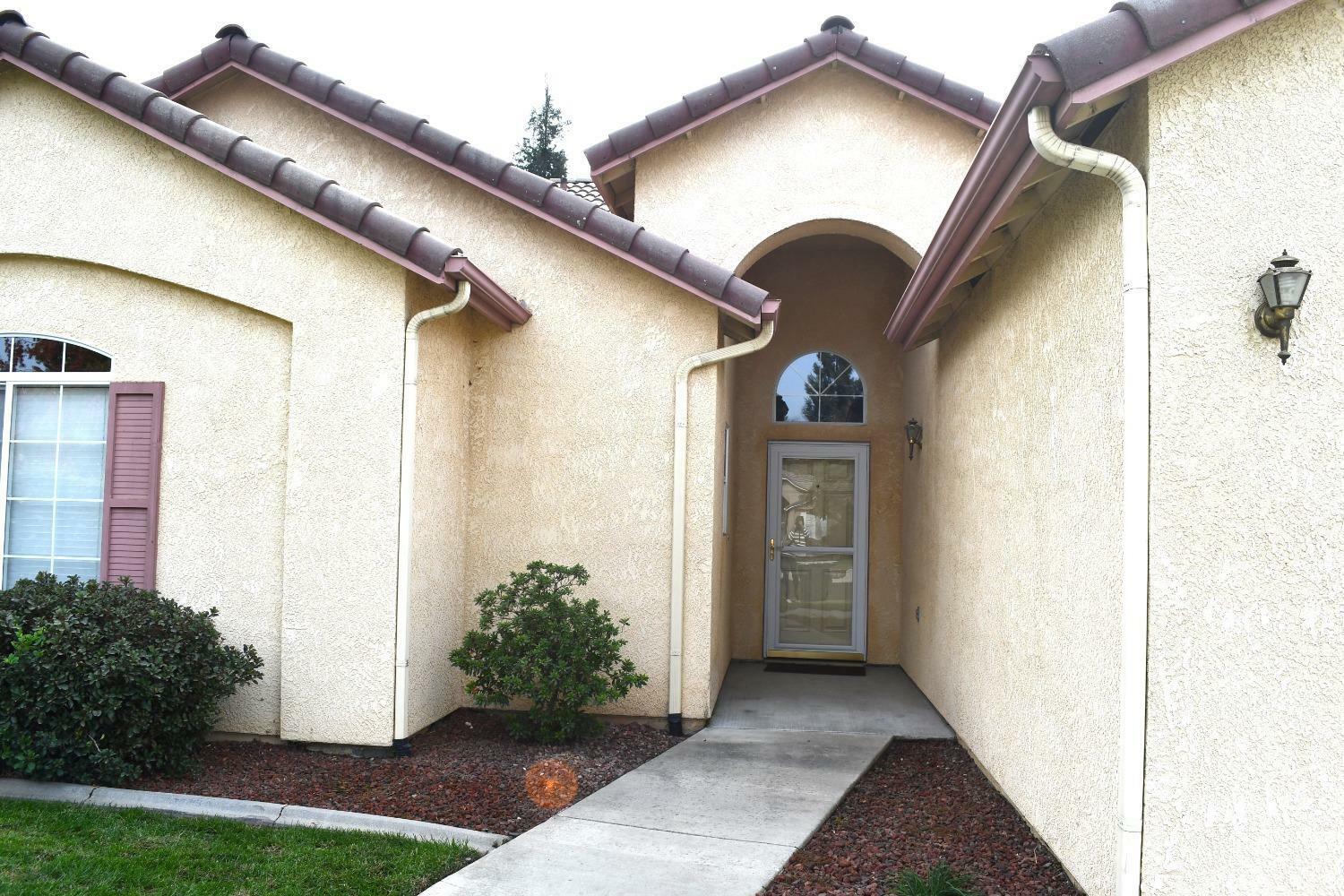 Property Photo:  2729 W Oakridge Avenue  CA 93291 