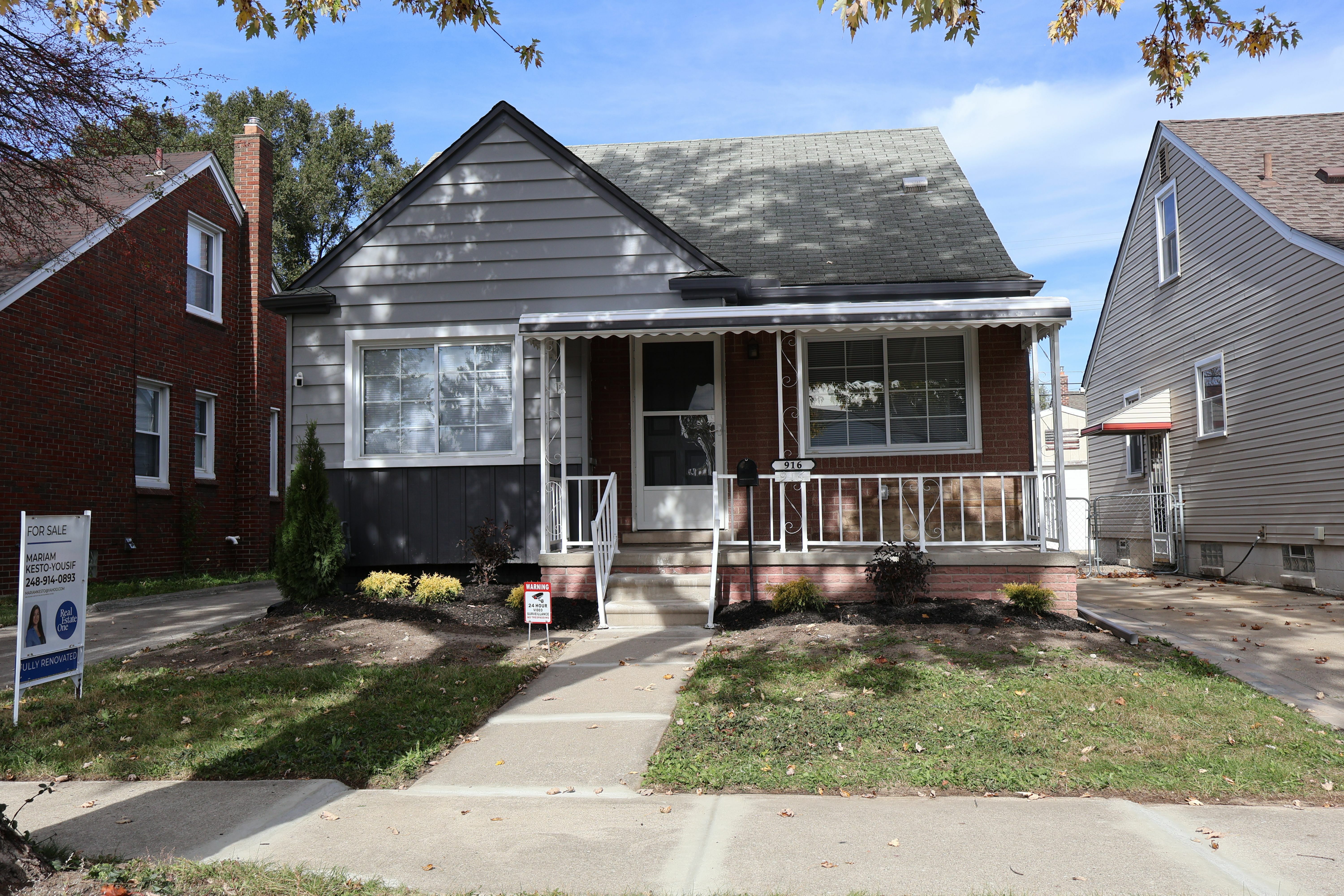 Property Photo:  916 Stewart Avenue  MI 48146 3620 