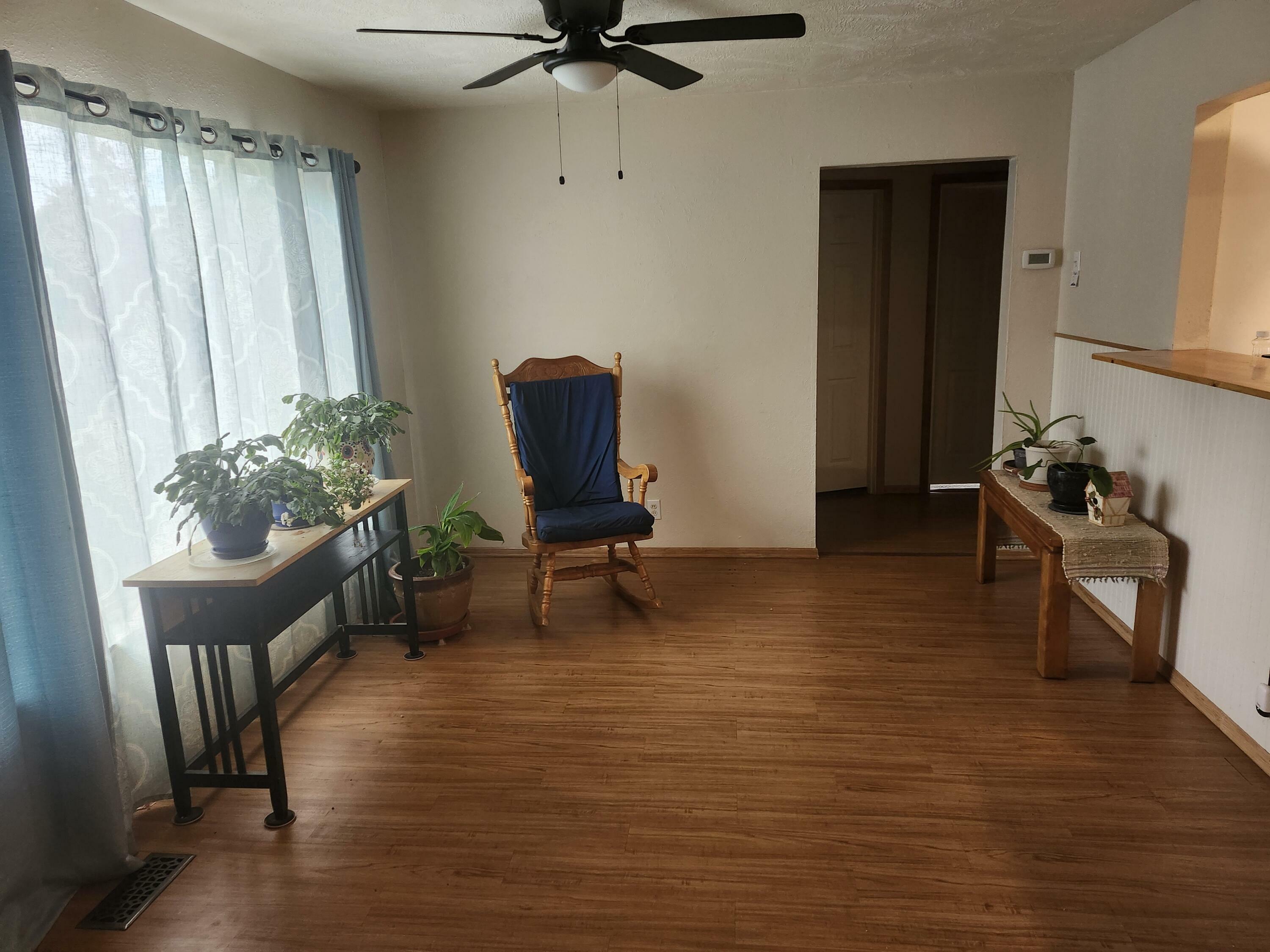 Property Photo: 925 SW Laurel Street OR 97526