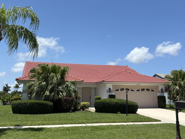 Property Photo: 5625 Aspen Ridge Circle FL 33484