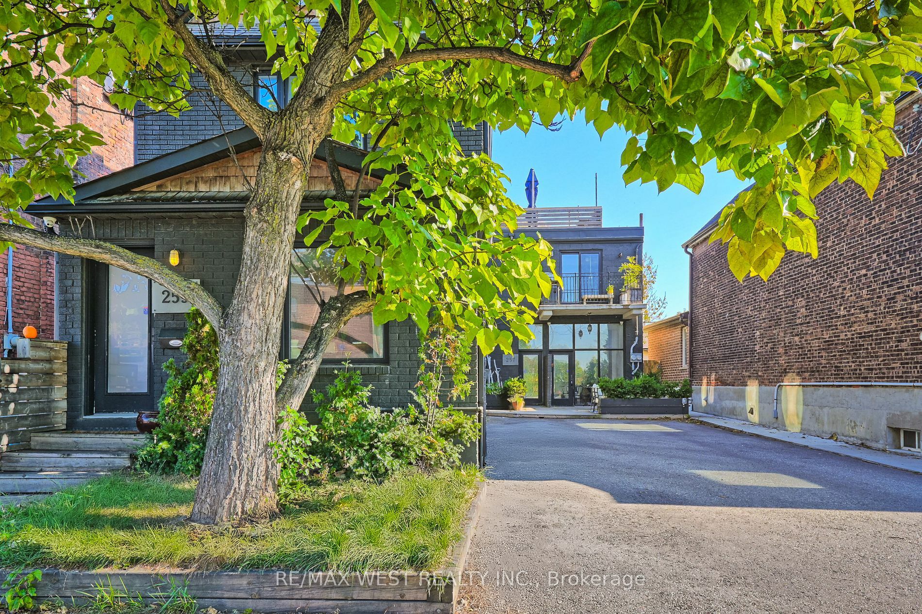 Photo de la propriété:  259 Oakwood Ave  ON M6E 2V3 