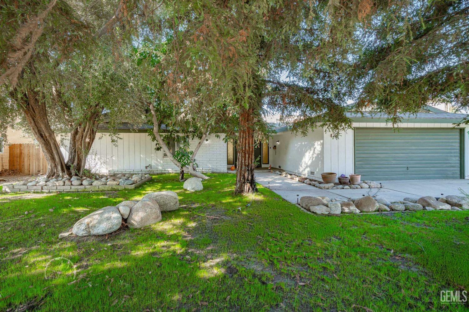 Property Photo:  509 Hewlett Street  CA 93309 