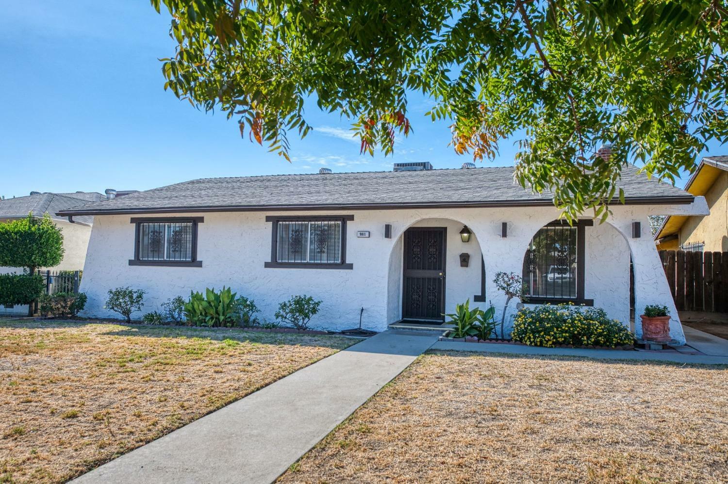 Property Photo:  981 N Thorne Avenue  CA 93728 